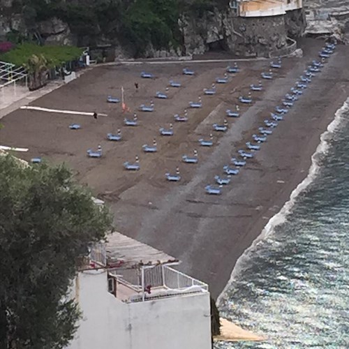 Tornano gli ombrelloni in spiaggia a Positano "alla giusta distanza"