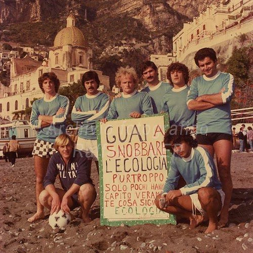 Torneo dei quartieri in spiaggia 1981, quando il main sponsor era l'ecologia dei Volontari Ecologici Positanesi