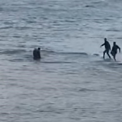 Torre del Greco, si tuffa in mare per evitare la cattura: carabinieri lo inseguono e lo arrestano 