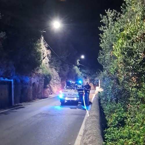 Tovere di Amalfi, un nuovo incendio minaccia la vegetazione 