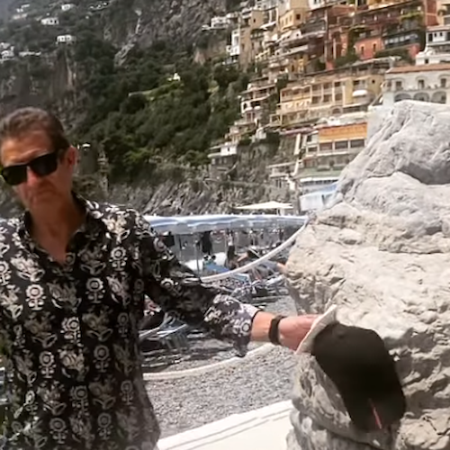 Tra Praiano e Positano c'è Ezio Greggio, vacanza romantica per l'attore e conduttore di "Striscia la Notizia"