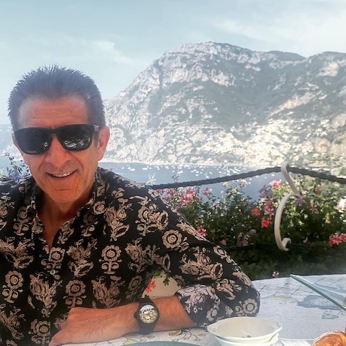 Tra Praiano e Positano c'è Ezio Greggio, vacanza romantica per l'attore e conduttore di "Striscia la Notizia"