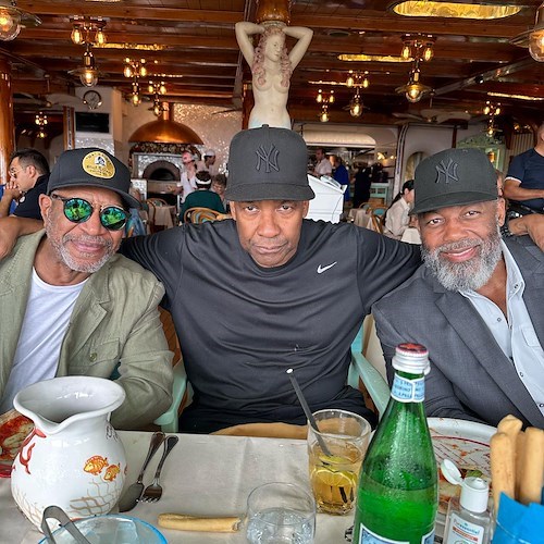 Tra un ciak e l'altro Denzel Washington torna a Positano, nel weekend tappa di gusto dagli amici di "Chez Black"