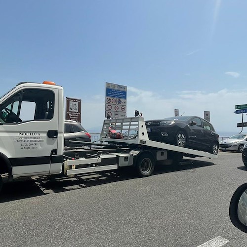 Traffico, Costiera Amalfitana bloccata: rimozione forzata per le auto parcheggiate al bivio di Castiglione
