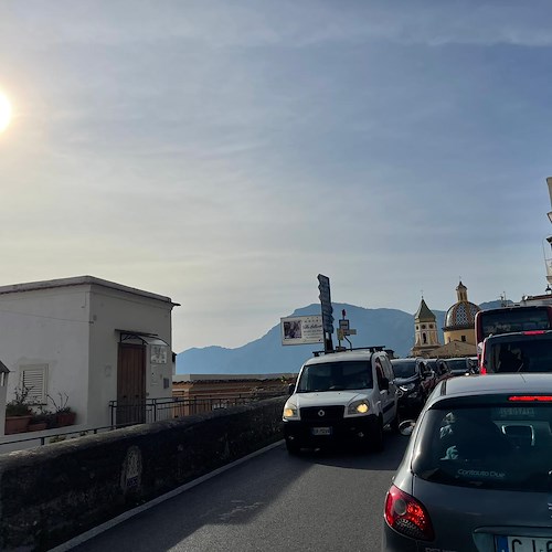 Traffico in Costiera Amalfitana, i semafori rallentano la circolazione tra Praiano e Positano /foto