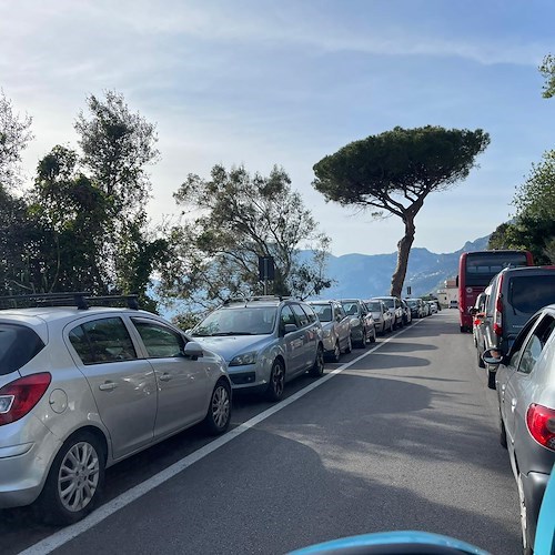 Traffico in Costiera Amalfitana, i semafori rallentano la circolazione tra Praiano e Positano /foto