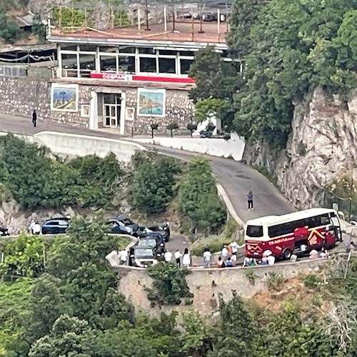 Traffico in tilt a Ravello, bus turistico si guasta e lascia scia di olio su carreggiata / FOTO - VIDEO 