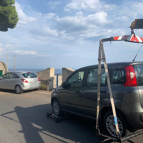 Traffico in tilt, sosta selvaggia nelle curve a Castiglione di Ravello /Foto Gallery