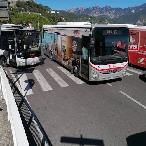 Traffico in tilt sulla SS163 “Amalfitana”, ingorgo al bivio di Castiglione a causa di 5 bus Sita