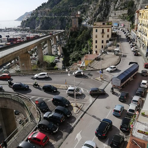 Traffico intenso a Vietri sul Mare, De Simone propone una metropolitana che decongestioni la Ss163 Amalfitana