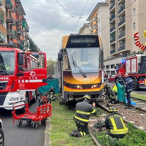 Tragedia a Milano, si reca a scuola in bici e viene travolto dal tram: morto 14enne