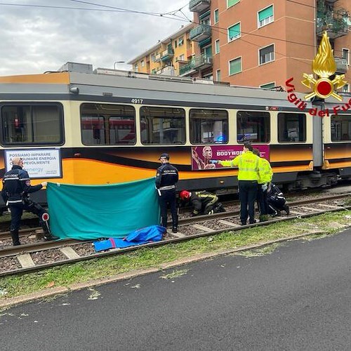 Tragedia a Milano, si reca a scuola in bici e viene travolto dal tram: morto 14enne