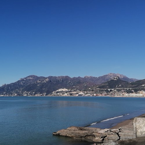 Tragedia a Salerno, trovato in mare cadavere di un uomo: si indaga 