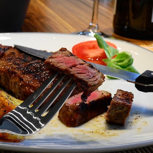 Tragedia a Serino, 56enne muore soffocato da un boccone di carne al ristorante