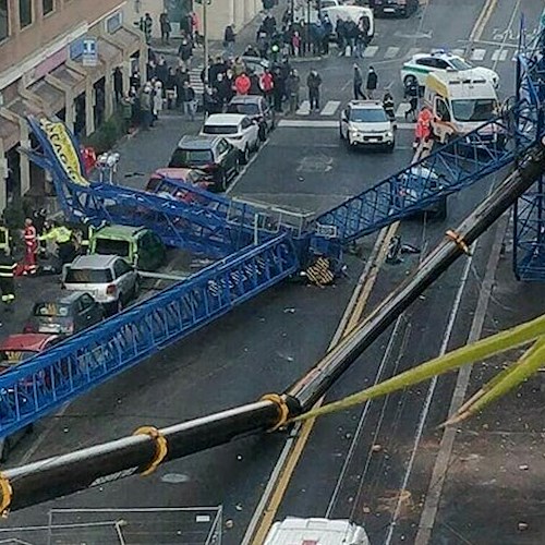 Tragedia a Torino. Crolla una gru, tre i morti