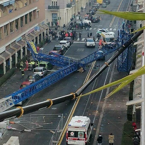 Tragedia a Torino. Crolla una gru, tre i morti