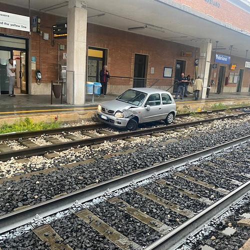 Tragedia sfiorata a Fabriano, auto sfonda la sala d'attesa e finisce sui binari 