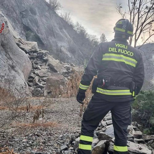 Tragedia sfiorata a Luino, frana la roccia dietro un condominio: evacuate 11 famiglie 