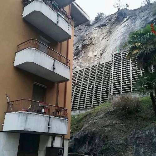 Tragedia sfiorata a Luino, frana la roccia dietro un condominio: evacuate 11 famiglie 