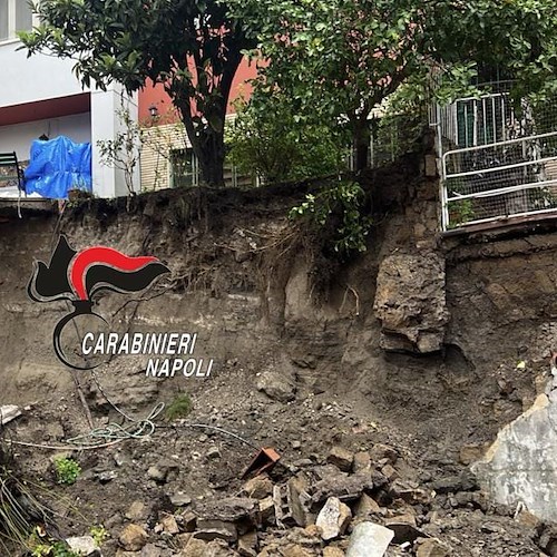 Tragedia sfiorata a Napoli: crolla muro di contenimento, nessun ferito 