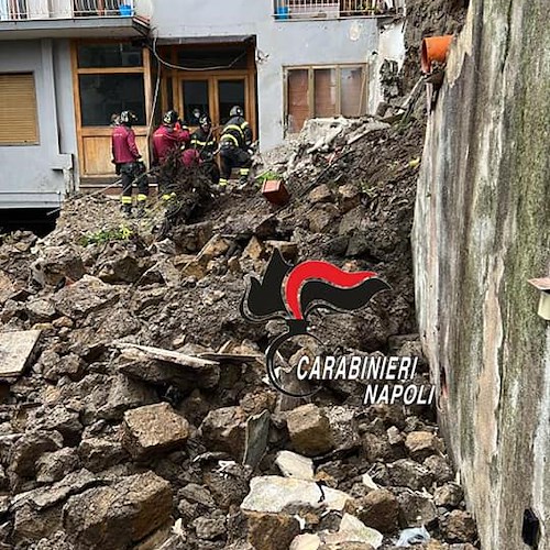 Tragedia sfiorata a Napoli: crolla muro di contenimento, nessun ferito 