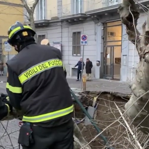 Napoli, voragine in strada al Vomero: salvate due persone<br />&copy; Vigili del fuoco