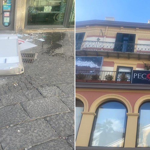 Tragedia sfiorata a Salerno. Crolla un'insegna pubblicitaria in Piazza Portanova /foto