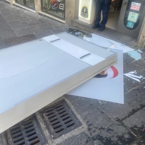 Tragedia sfiorata a Salerno. Crolla un'insegna pubblicitaria in Piazza Portanova /foto