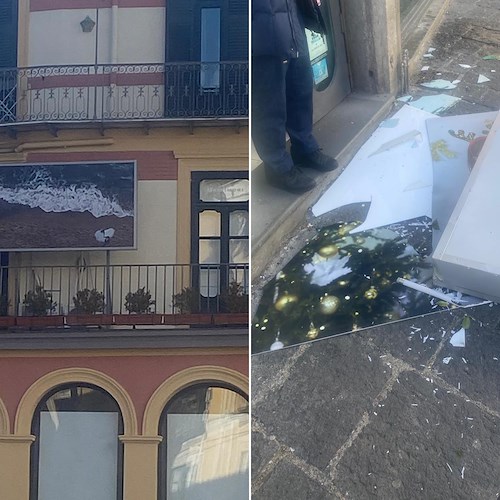 Tragedia sfiorata a Salerno. Crolla un'insegna pubblicitaria in Piazza Portanova /foto