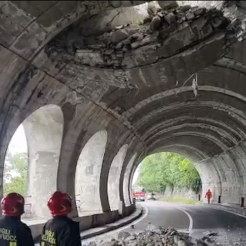 Tragedia sfiorata a Varenna, frana sfonda la volta della galleria stradale: coinvolta un'auto 