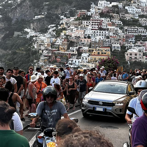 Traghetti interrotti per allerta meteo: a Positano lunghe code di turisti alle fermate dei bus / FOTO 