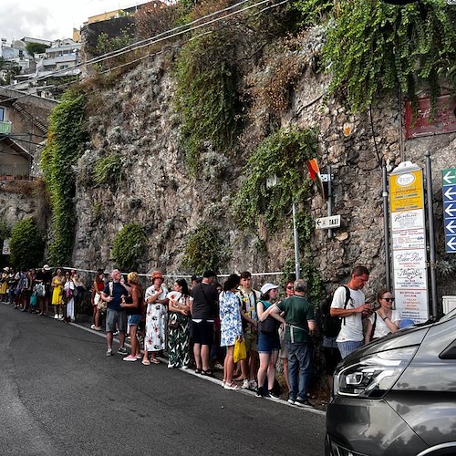 Traghetti interrotti per allerta meteo: a Positano lunghe code di turisti alle fermate dei bus / FOTO 