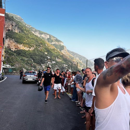 Traghetti interrotti per allerta meteo: a Positano lunghe code di turisti alle fermate dei bus / FOTO 