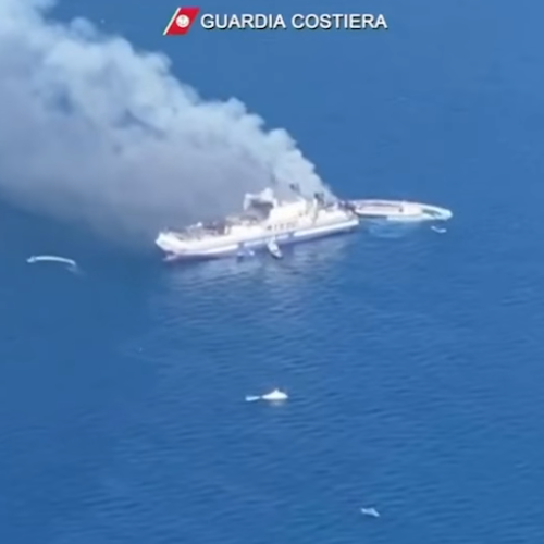 Traghetto in fiamme al largo di Corfù, si cercano dispersi