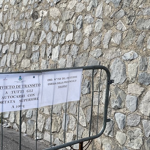 Tramonti, dal 12 al 20 luglio senso unico alternato sulla SP2 per costruzione muro nella frazione Campinola