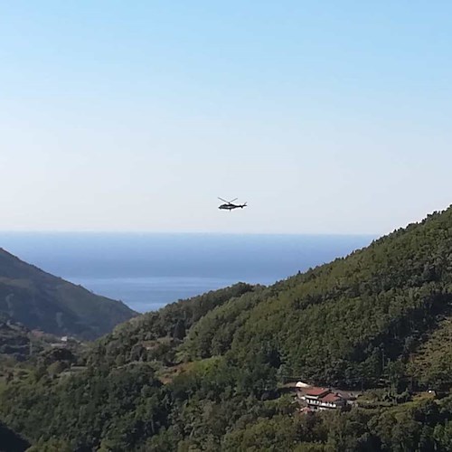 Tramonti, elicottero Carabinieri perlustra vallata alla ricerca di piantagioni e coltivatori di cannabis
