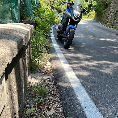 Tramonti, olio sulla SP 2: motociclista cade e si ferisce lievemente 