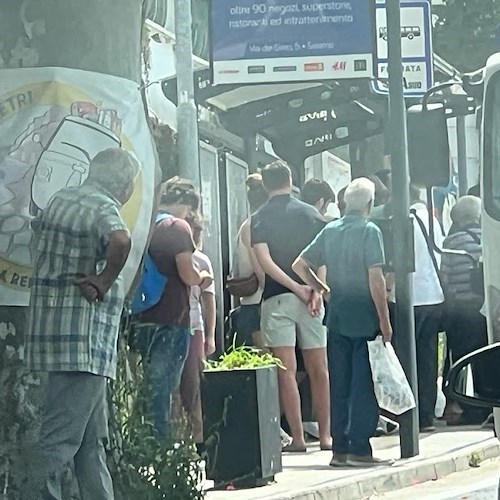 Trasporti marittimi sospesi, bus e taxi insufficienti per la Costa d'Amalfi. Iannone: «Cose dell'altro mondo, turisti bocciano De Luca»