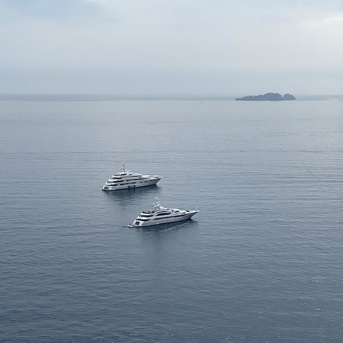 Tre giganti nelle acque di Positano: ecco gli yacht "Go", "Lumiere" ed "Ebony Shine" / FOTO