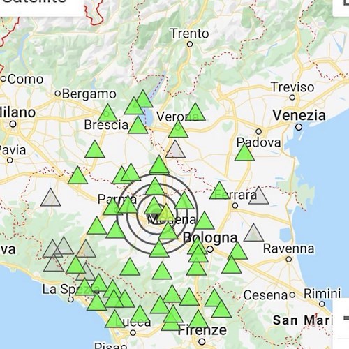 Trema la terra in Emilia, doppia scossa in un'ora: cittadini in strada, nessun danno 