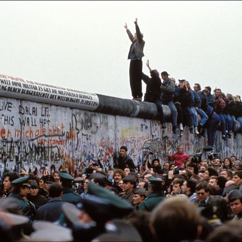 Trent'anni fa la caduta del Muro di Berlino, evento storico causato da un annuncio errato in TV