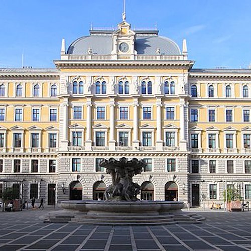 Trieste, mamma di 52 anni arrestata per maltrattamenti e violenze sul figlio minorenne