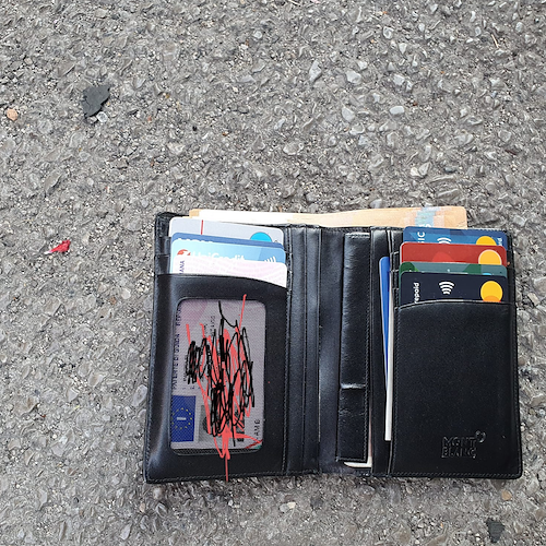 Trova portafoglio con 500 euro e carte di credito, restituito al proprietario: gesto di onestà a Pagani 