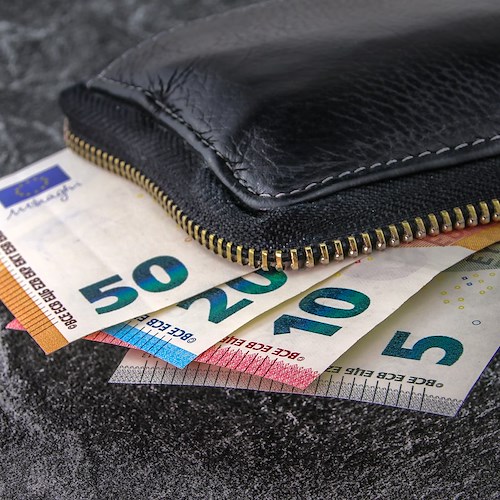 Trova portafoglio con 500 euro e carte di credito, restituito al proprietario: gesto di onestà a Pagani 