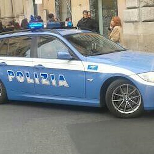 Tuffo in piscina, batte la testa e muore