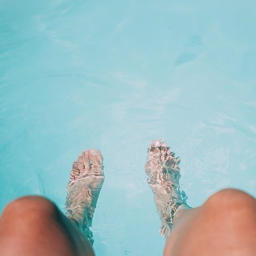 Tuffo in piscina, batte la testa e muore