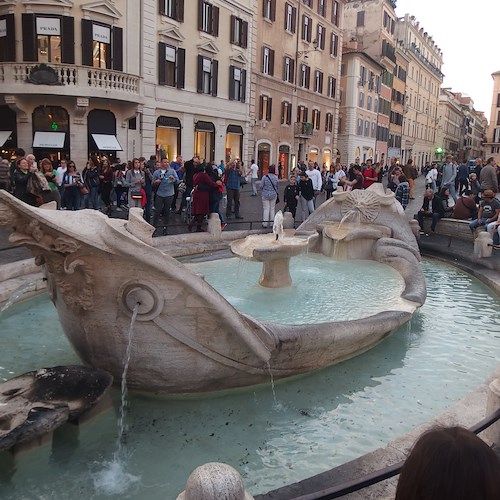 Turista inglese multato a Roma dopo aver immerso i piedi dentro la Fontana della Barcaccia