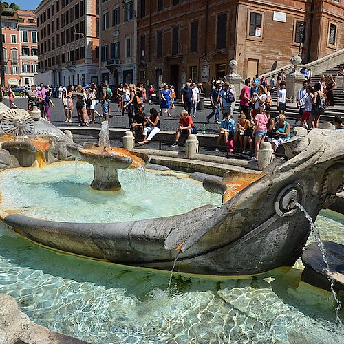 Turista inglese multato a Roma dopo aver immerso i piedi dentro la Fontana della Barcaccia