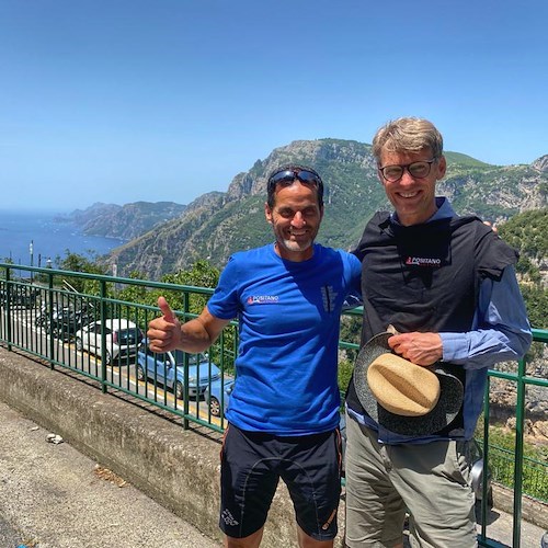 Turista svedese perde il portafogli prima di cena, lo ritrova Fabio Fusco al mattino /foto