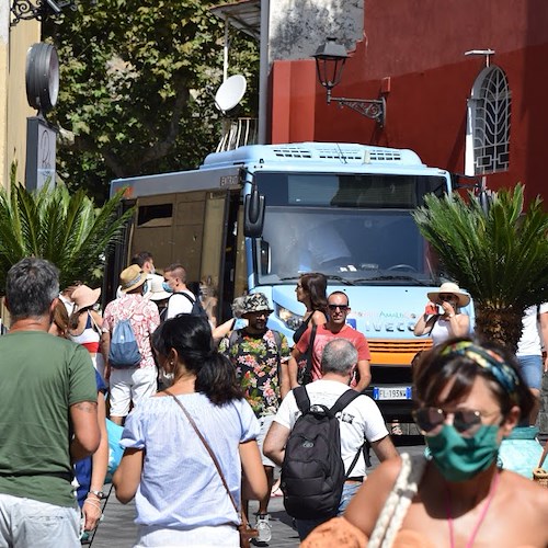 «Turisti appiedati e conducenti stressati»: così Aurelio Tommasetti segnala il caos trasporti in Costiera Amalfitana